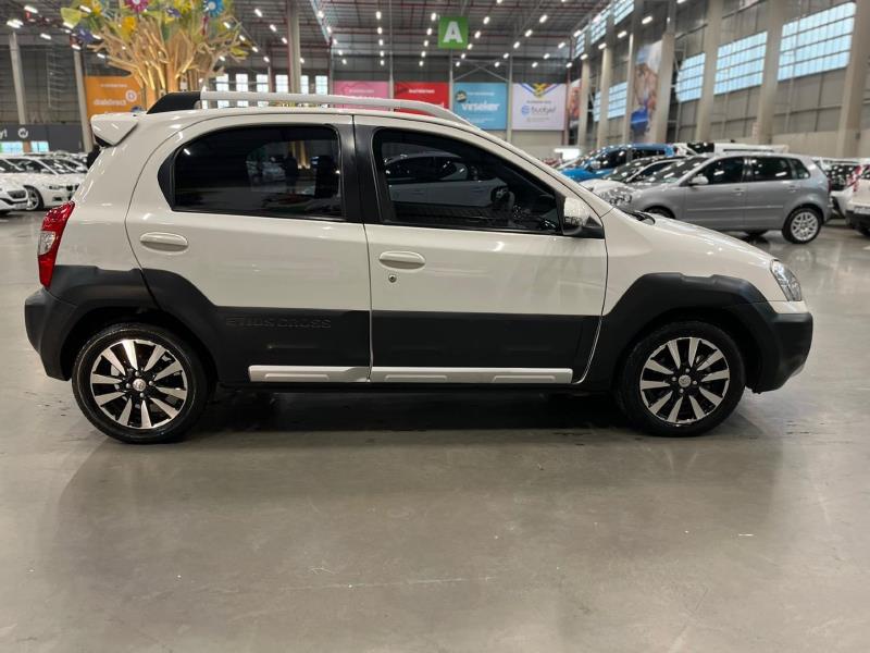 2017 Toyota Etios Cross SX - Image 10